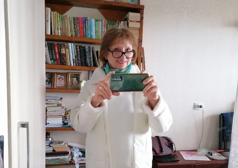 А это мой портрет, мы же знакомимся. пыталась сделать селфи, но оно у меня не получилось, так что вот так, через зеркало