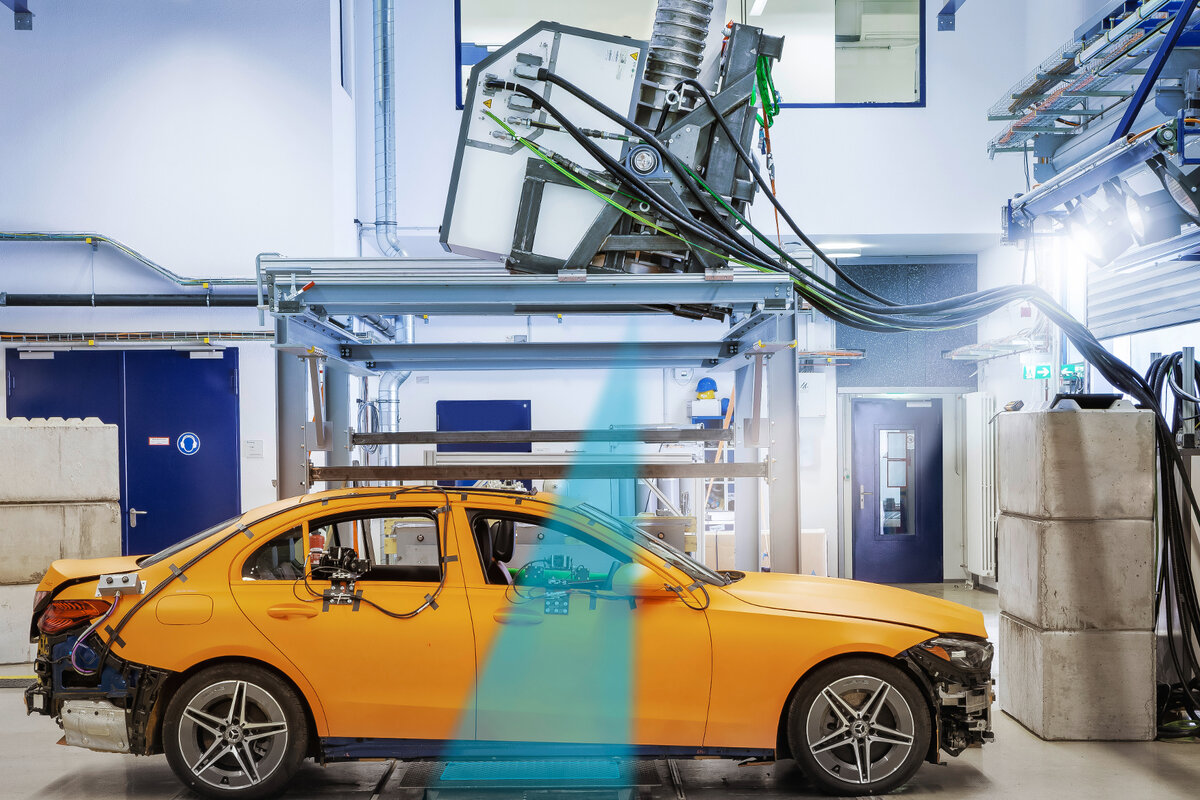 Во время этого краш-теста та впечатляющая рентгеновская "штука" находится в рамке на потолке зала над Мерседесом