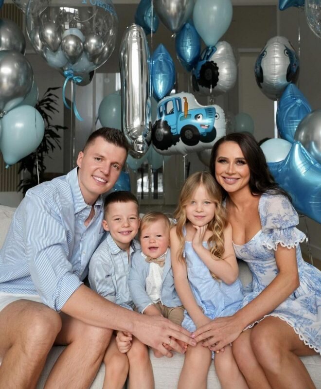    Валерия и Артём Чекалины с детьми, фото: соцсети