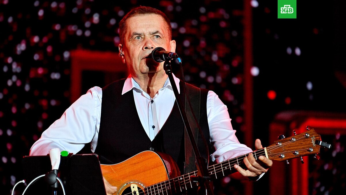 веселый календарь 2024. человек в наушниках. наушники для девушек. веселые нотки. музыка веселая 2024.