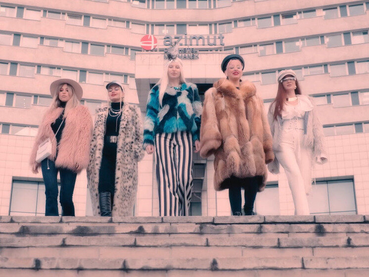     Девушки-блогеры поздравили губернатора с 45-летием. Фото: стоп-кадр из клипа-поздравления Андрея Чибиса на странице «ВКонтакте» Сандры Капшук