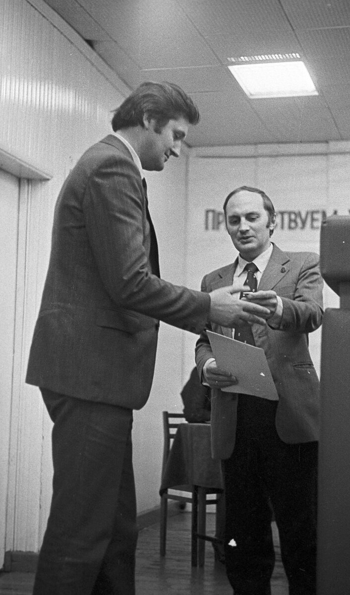 Справа Вакулин Геннадий Яковлевич - председатель Совета ВОИР КАМАЗа.