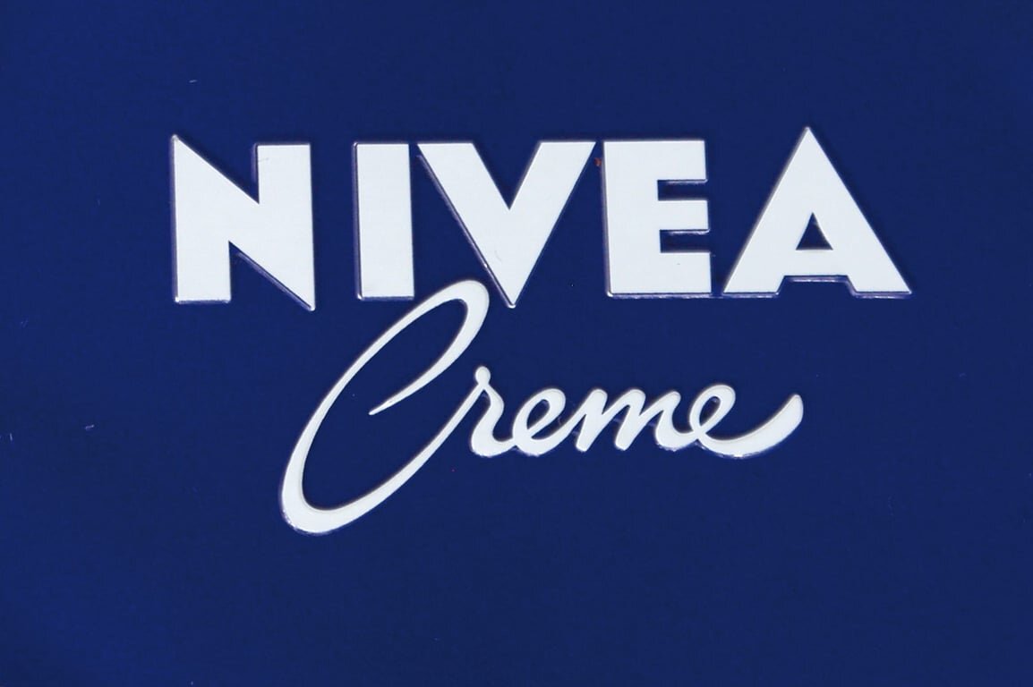 Нивея логотип. Nivea Creme логотип. Nivea реклама лого. Nivea логотип на черном фоне.