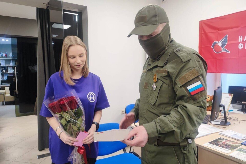    Волей судьбы девушка и солдат оказались земляками. Оба живут в Иркутске. Фото: Народный фронт Иркутской области.