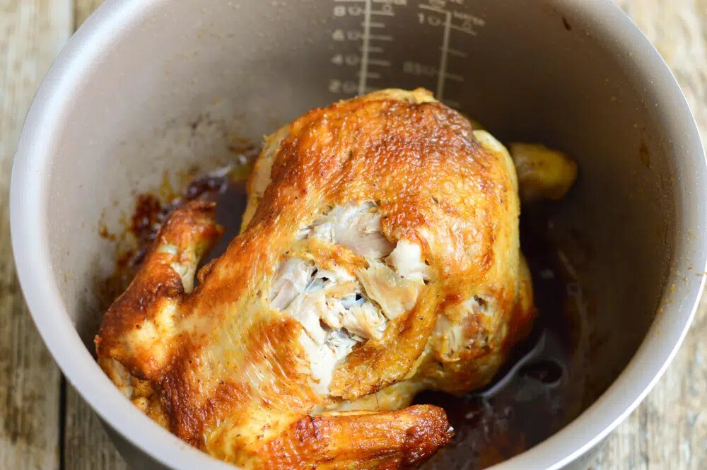 курица зажаренная в духовке. фаршированная курица в духовке. курица приготовленная. курица запечённая в ду. жареная курица в духовке.