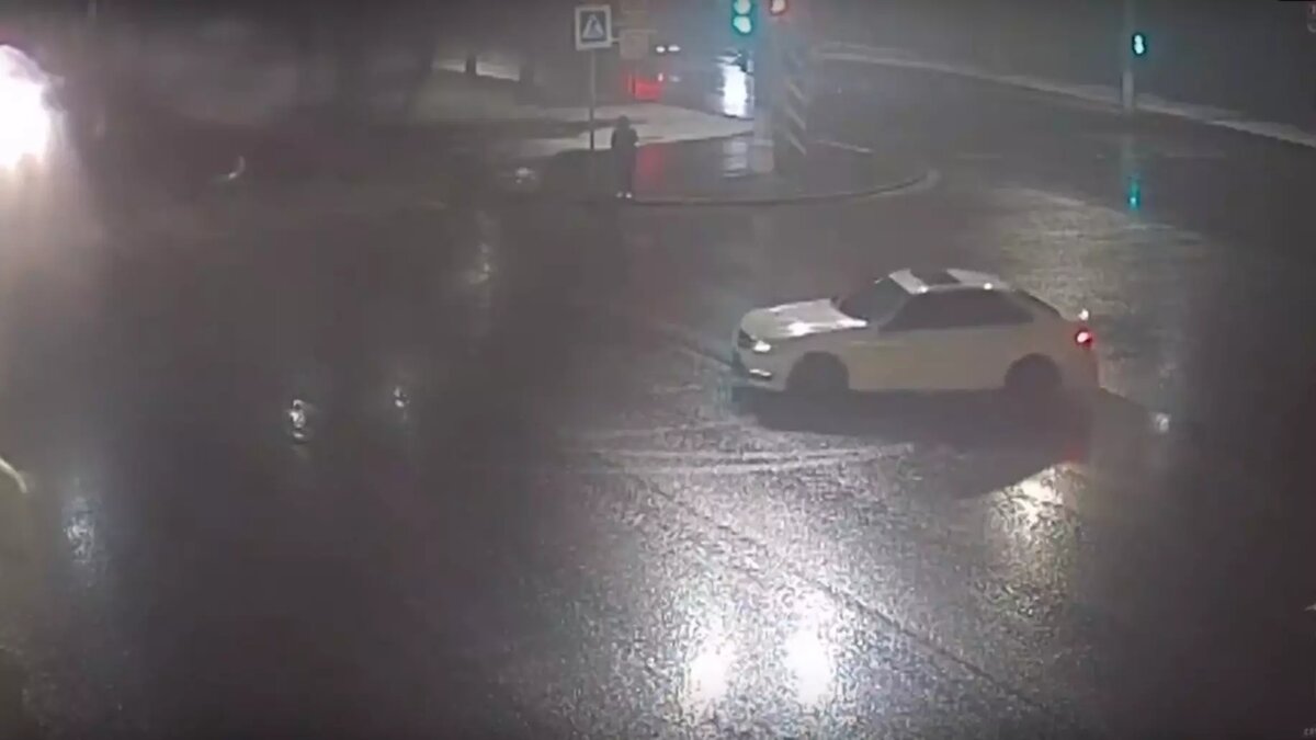     24-летний водитель Mercedes устроил дрифт на проспекте Жукова в Волгограде, за что был задержан дорожными полицейскими, сообщает региональное ГУ МВД. Теперь ему грозит лишение прав.