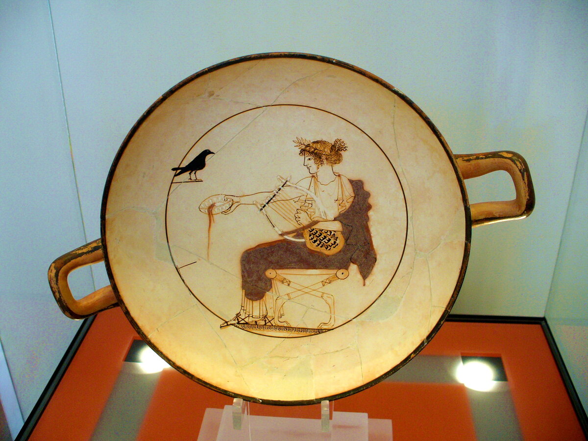 Аполлон. Килик (чаша), 5 век до н.э. Археологический музей, Дельфы. Фото автора