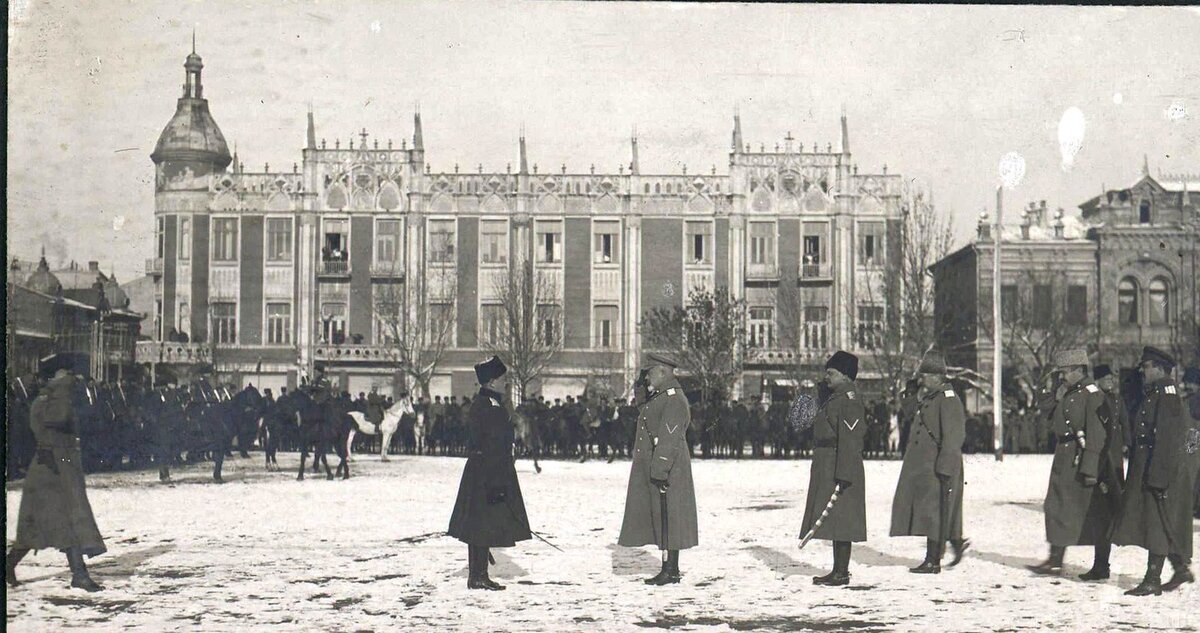 1918. Генерал А. И. Деникин принимает парад Корниловского полка в г. Екатеринодаре. Справа на фотографии дом С.А. Аведова