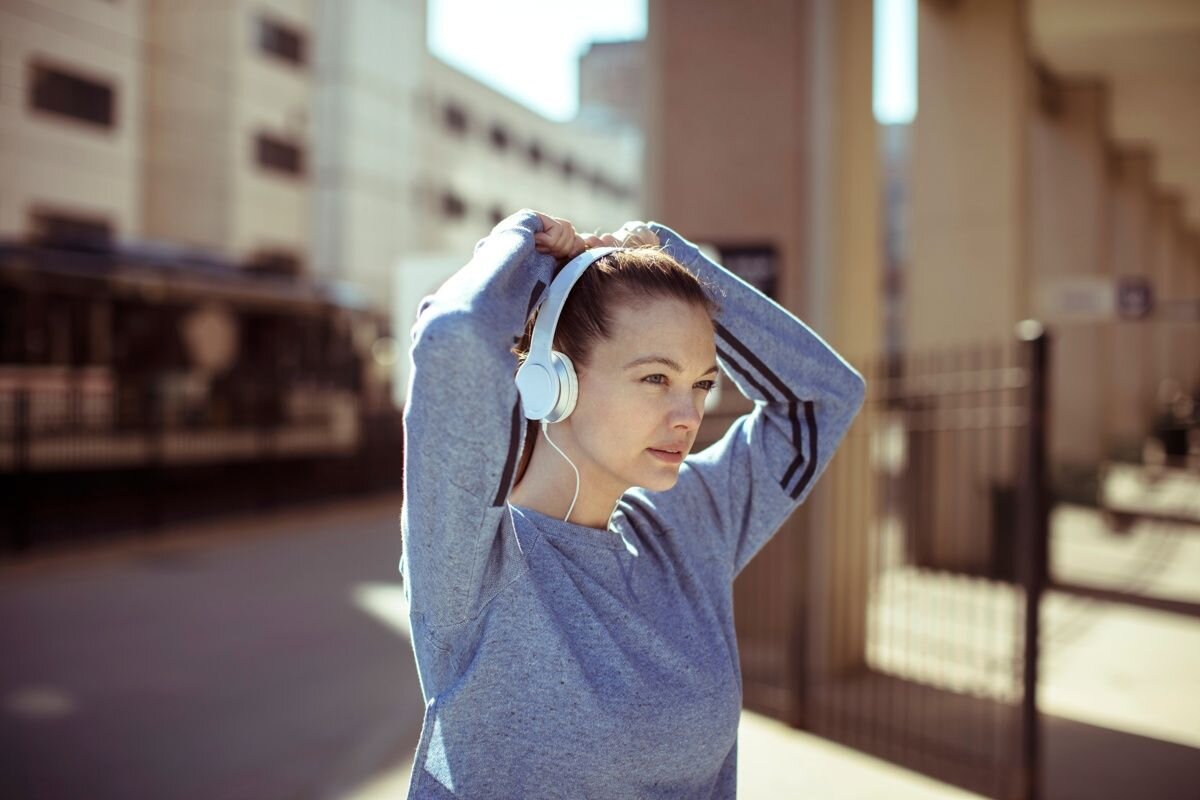 Попробуйте во время тренировки слушать не надоевшие песни по кругу, а мотивационный подкаст📷
