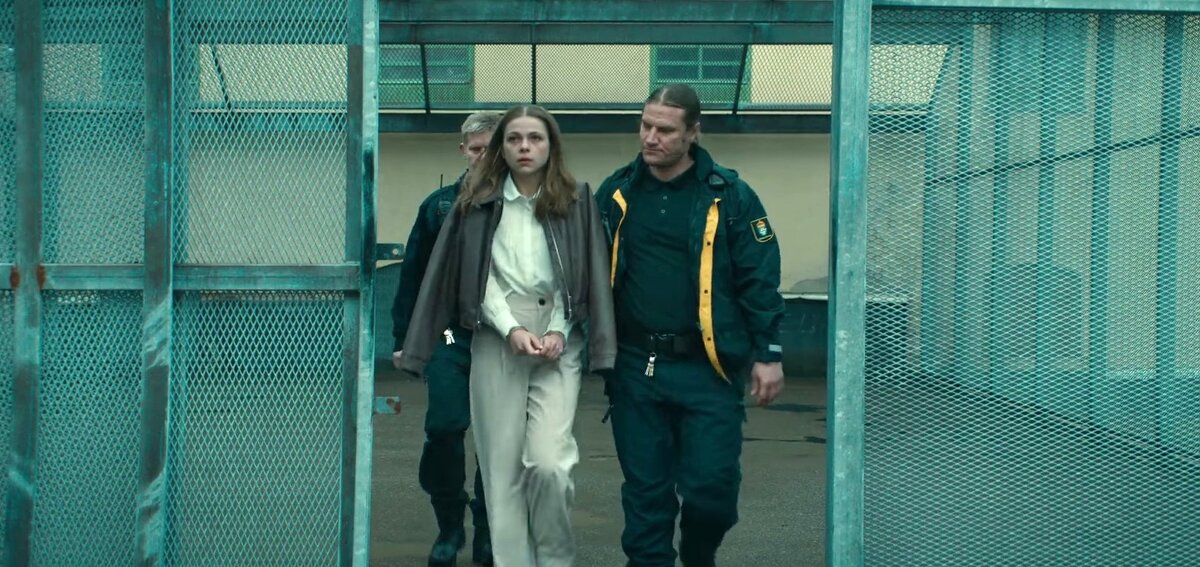 Скриншот из сериала "Почти нормальная семья" ("En helt vanlig familj").