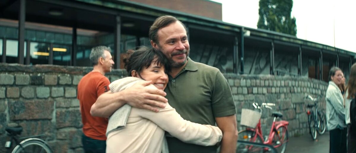 Скриншот из сериала "Почти нормальная семья" ("En helt vanlig familj").