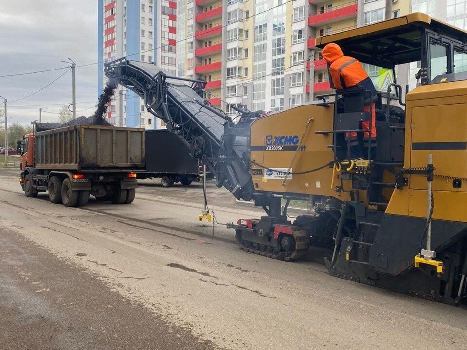 смотрите га. влюбленные глаза. человек поворачивается. смотрите га. серьезные мужчины.