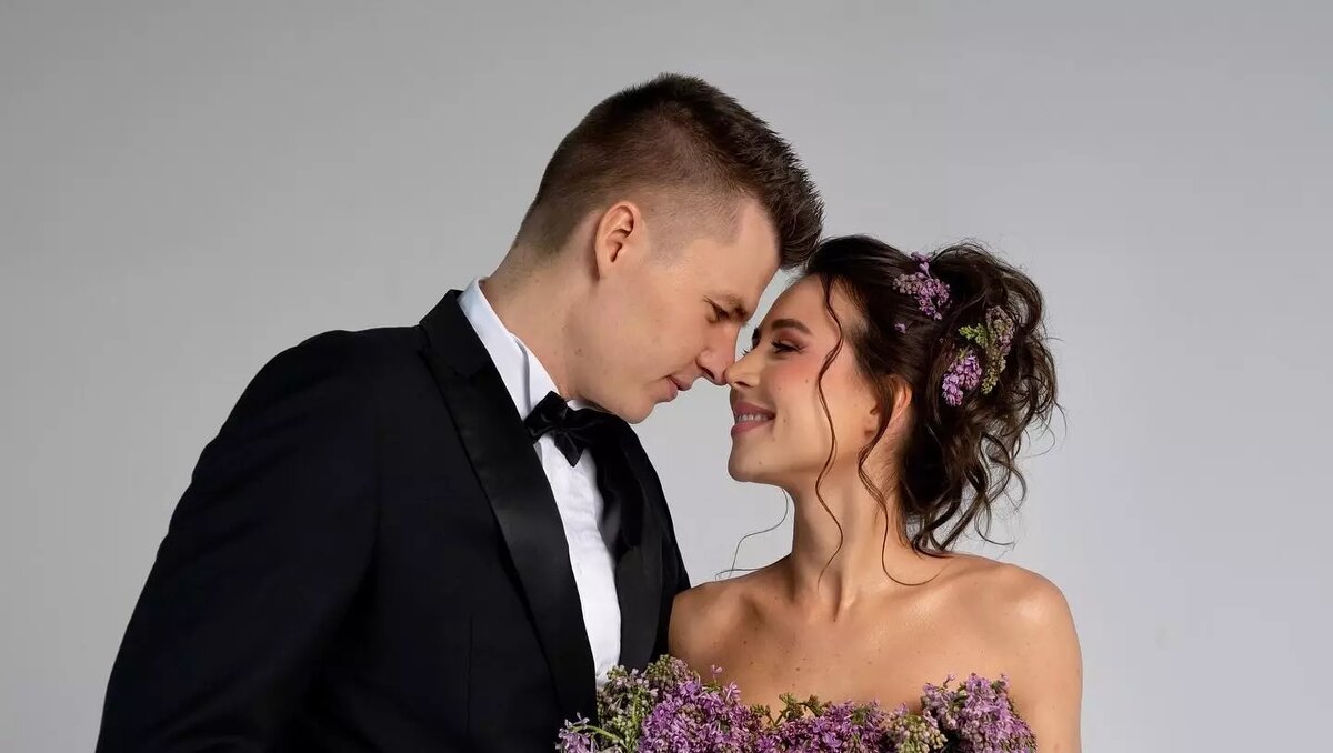     Блогер Валерия Чекалина подала на развод. Инициатором расторжения брака стала именно девушка, несмотря на долгие годы совместной жизни и наличие трех детей.