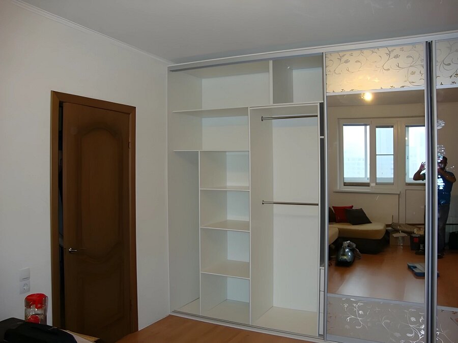 Наполнение четырёхдверного шкафа купе в гостиной