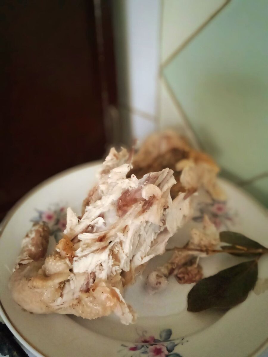 А остов и кости залила кипятком и поставила на средний огонь. Как закипело - огонь уменьшила, дала бульону побулькать минут пятнадцать, посолила, закинула лавровый лист и мелко нарезанную картошку.