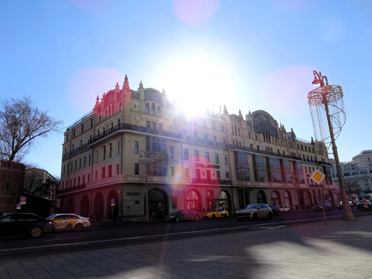 Фасад отеля со стороны Театрального проезда