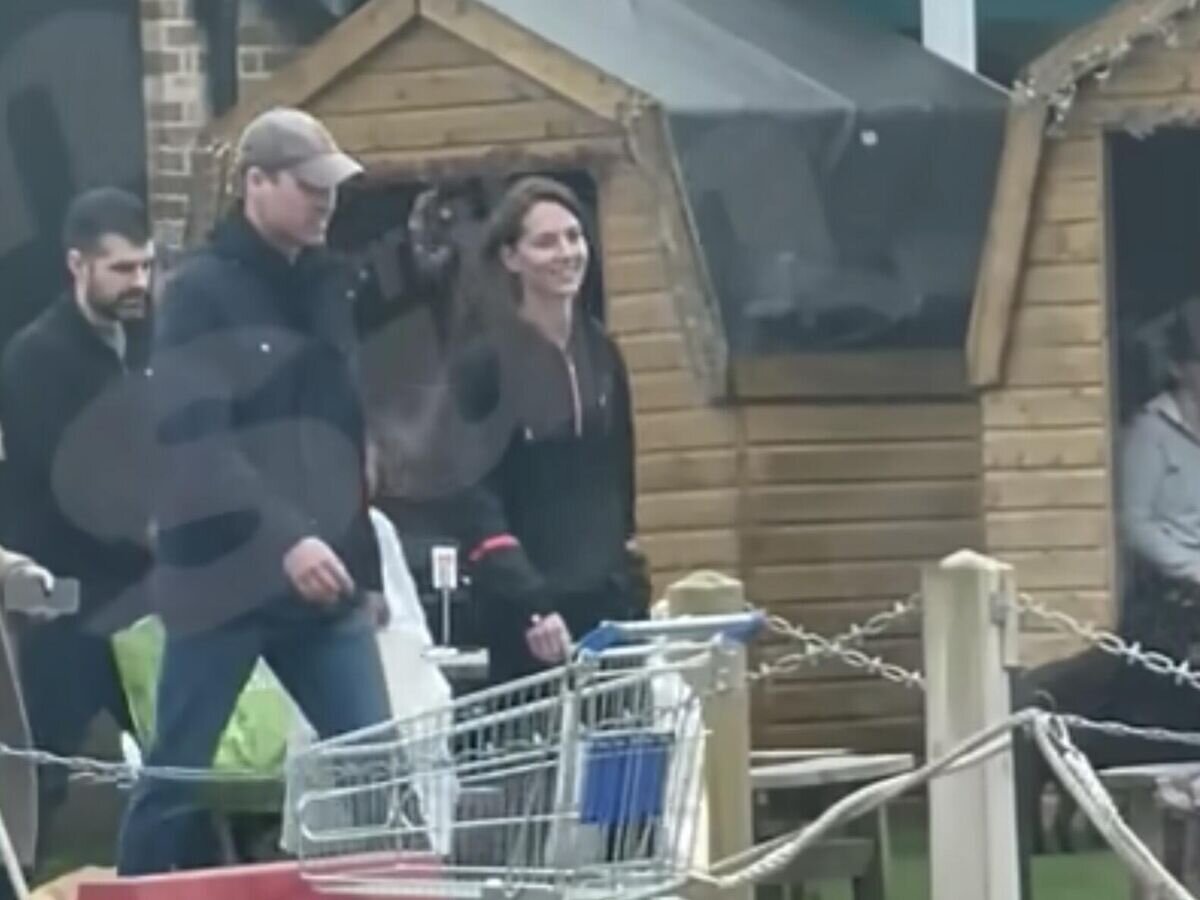    Принц Уильям и герцогиня Кембриджская Кейт Миддлтон на прогулке© The Sun/Youtube
