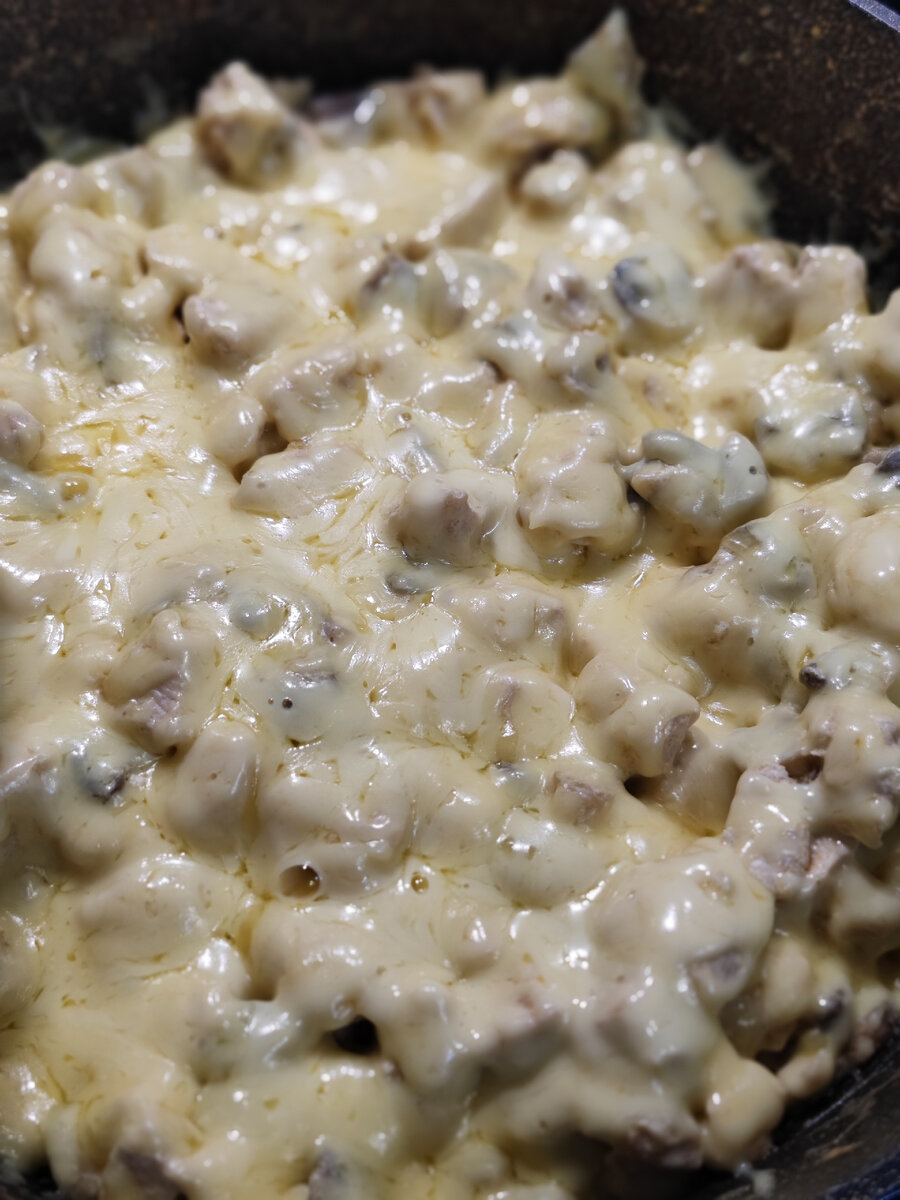 Хороший вариант для вкусного ужина. Для начала нарезаем курицу кубиками и обжариваем на сковороде. Нарезаем лук и грибы. Отправляем к курице и готовим до тех пор, пока не выпарится вода от грибов. Когда вся вода испарилась, обжариваем до золотистого цвета. Затем вливаем 200 мл 20% сливок. Жарим ещё 4-5 минут. Выключаем и посыпаем сыром. Нарываем крышкой. Как только сыр расплавился, можно подавать на стол. Приятного аппетита ♥️