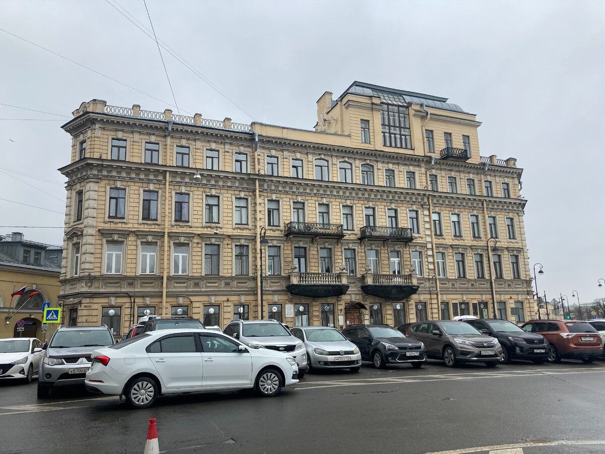 Дом Куинджи. Его квартира занимала четвертый этаж справа и мансарду над ним →