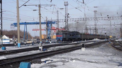 Тепловоз 2ТЭ116У-0025 с контейнерным поездом в полувагонах.