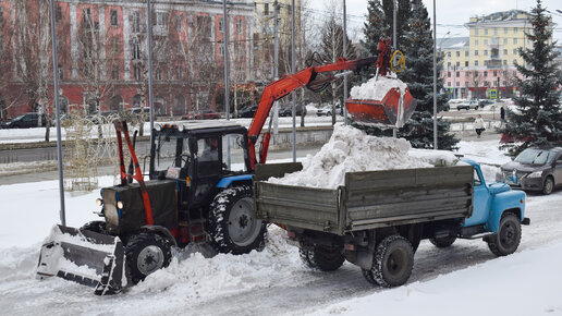 Трактор Беларус-82.1 с грейферным погрузчиком ПЭ-Ф-1БМ и самосвалами ЗИЛ-494560 и ГАЗ-53-14. Уборка снега.