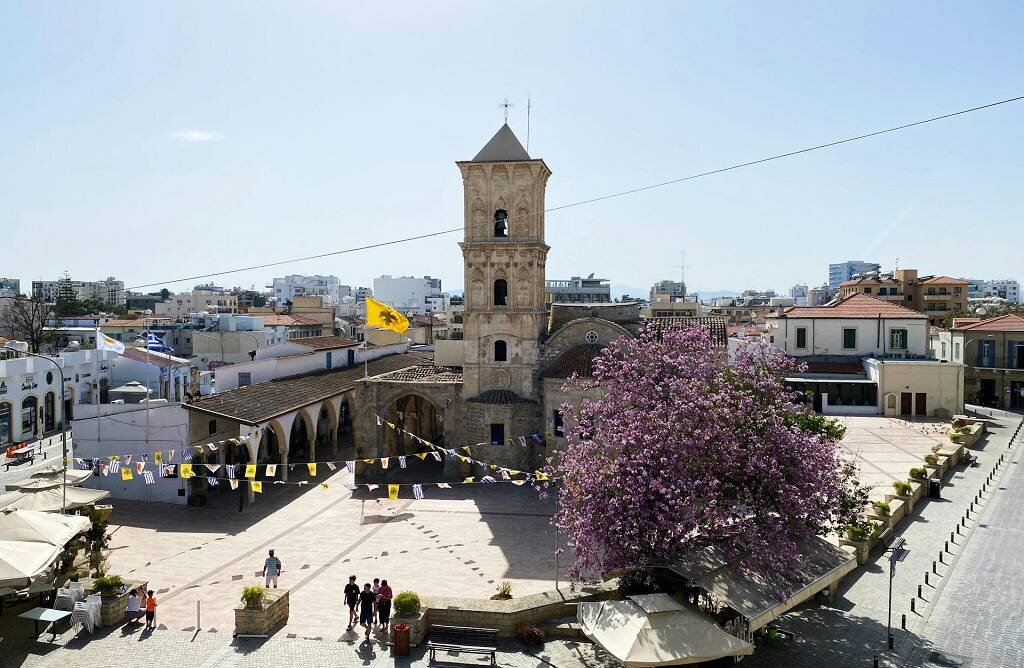 Остров Кипр с античной историей, чудесным климатом и благоустроенными пляжами в Средиземном море притягивает туристов.-3