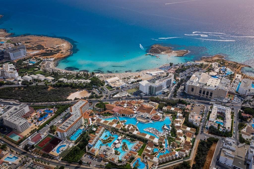 Остров Кипр с античной историей, чудесным климатом и благоустроенными пляжами в Средиземном море притягивает туристов.-5