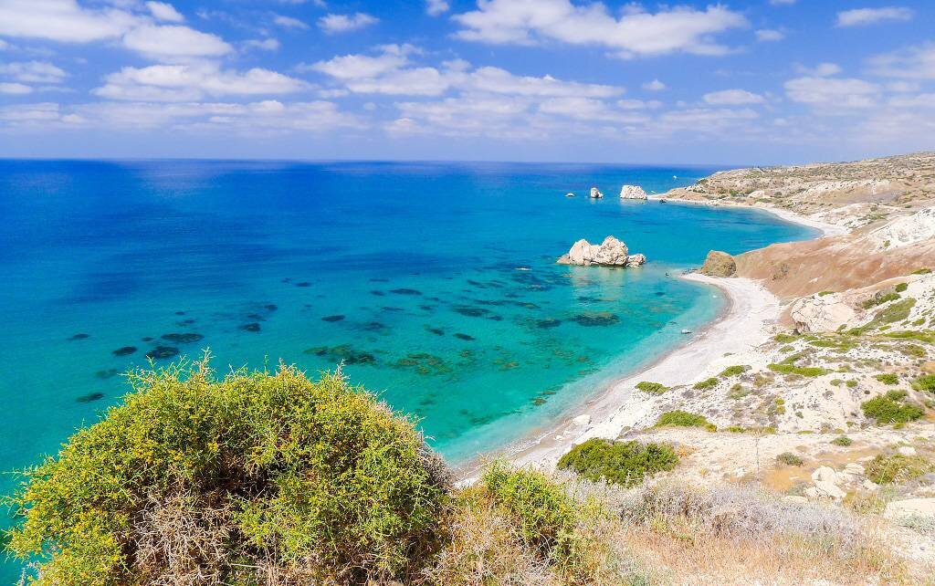 Остров Кипр с античной историей, чудесным климатом и благоустроенными пляжами в Средиземном море притягивает туристов.-6