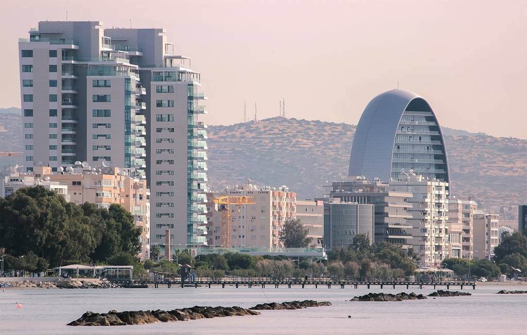 Остров Кипр с античной историей, чудесным климатом и благоустроенными пляжами в Средиземном море притягивает туристов.-4