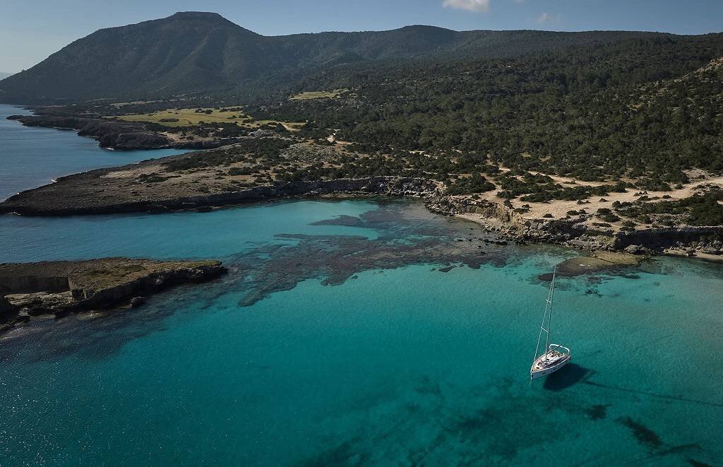 Остров Кипр с античной историей, чудесным климатом и благоустроенными пляжами в Средиземном море притягивает туристов.-8