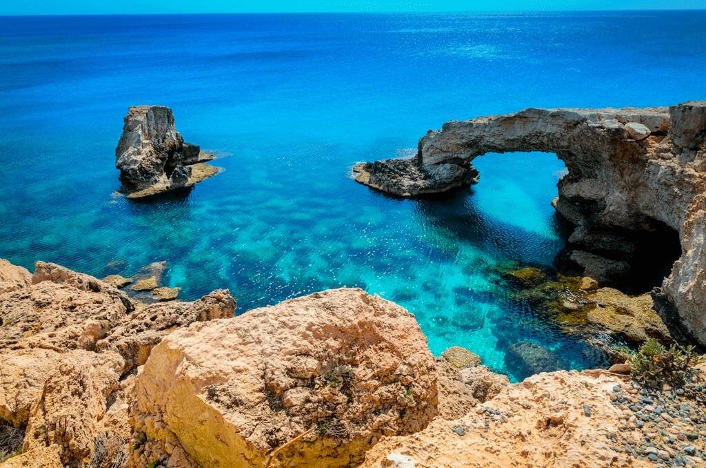 Остров Кипр с античной историей, чудесным климатом и благоустроенными пляжами в Средиземном море притягивает туристов.-9