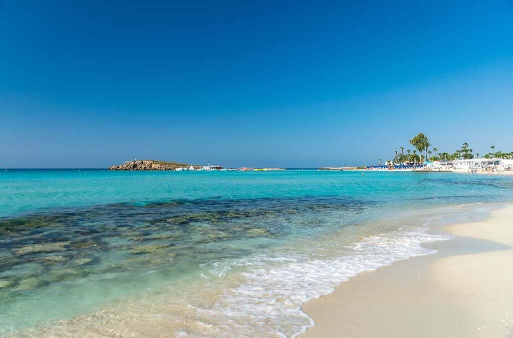 Остров Кипр с античной историей, чудесным климатом и благоустроенными пляжами в Средиземном море притягивает туристов.-11