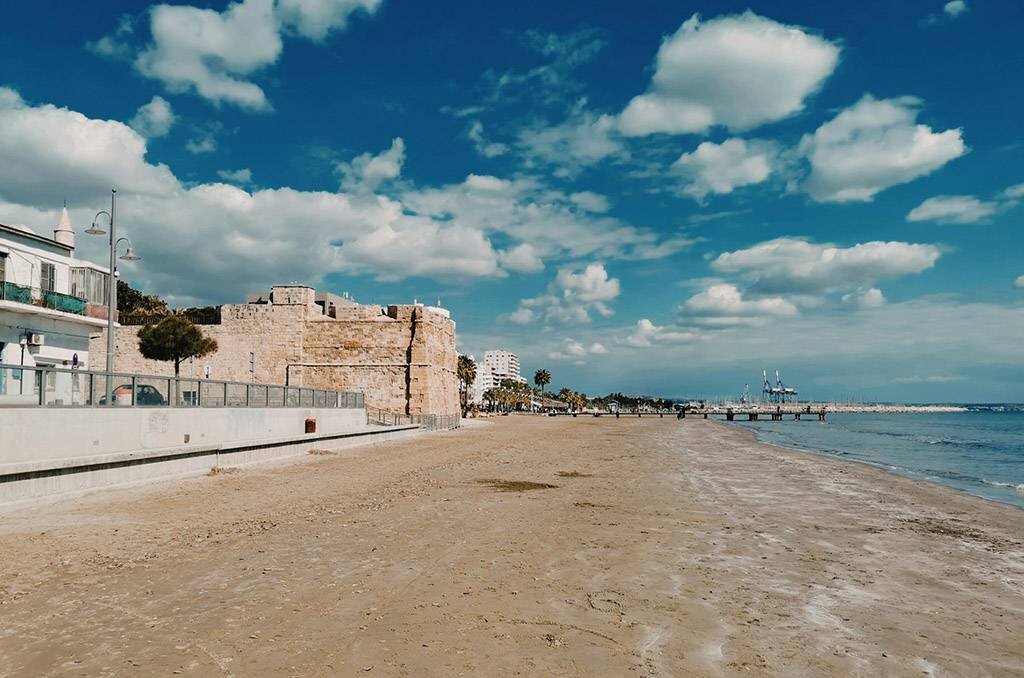 Остров Кипр с античной историей, чудесным климатом и благоустроенными пляжами в Средиземном море притягивает туристов.-14