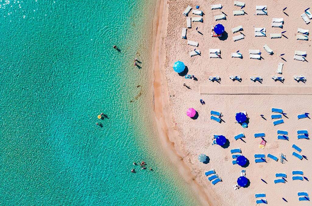 Остров Кипр с античной историей, чудесным климатом и благоустроенными пляжами в Средиземном море притягивает туристов.-12