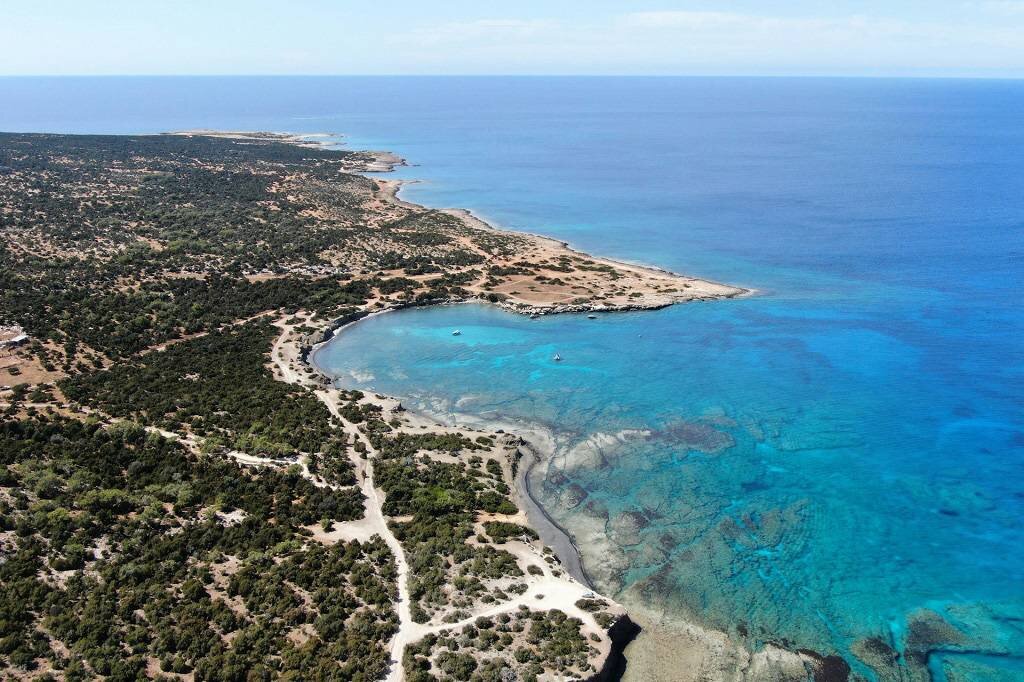 Остров Кипр с античной историей, чудесным климатом и благоустроенными пляжами в Средиземном море притягивает туристов.-13