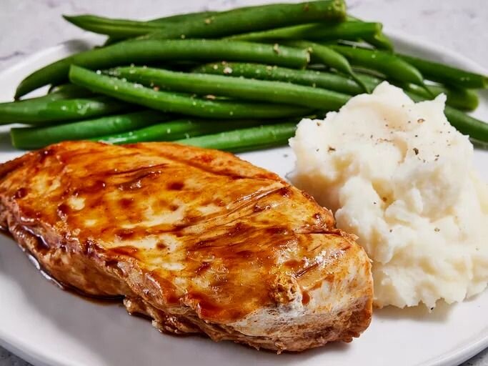 салат из копченой курицы. салат из копченой курочки. салат из копченой куриной грудки. салат с копчёной курицей и кукурузой и сухариками. салат из копченой курицы.