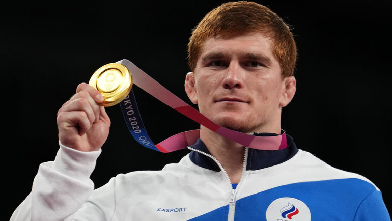    Муса Евлоев с золотой медалью на Олимпиаде в Токио.Дмитрий Коротаев Известия