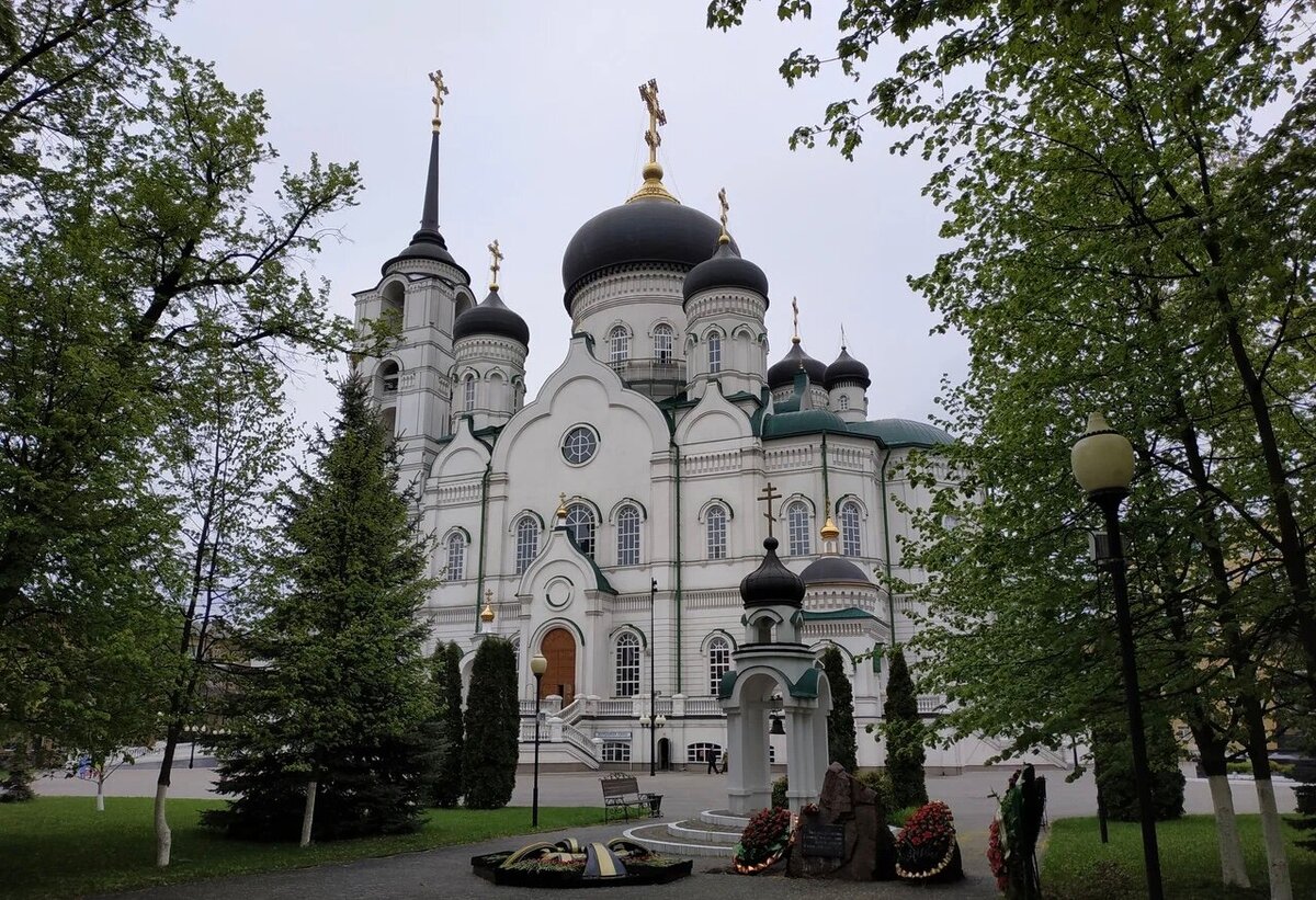 По пути можете посмотреть Благовещенский кафедральный собор в Воронеже. Это один из самых высоких соборов в мире. В высоту он достигает почти 100 метров. Источник: Яндекс Карты (Tatsuya_S)