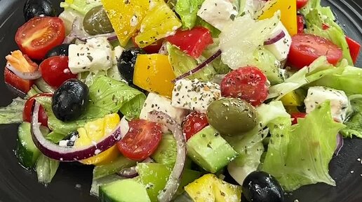 греческий салат на праздничный стол. салат с фетаксой и оливками. салат овощ. салат греческий на столе. греческий салат без салата.