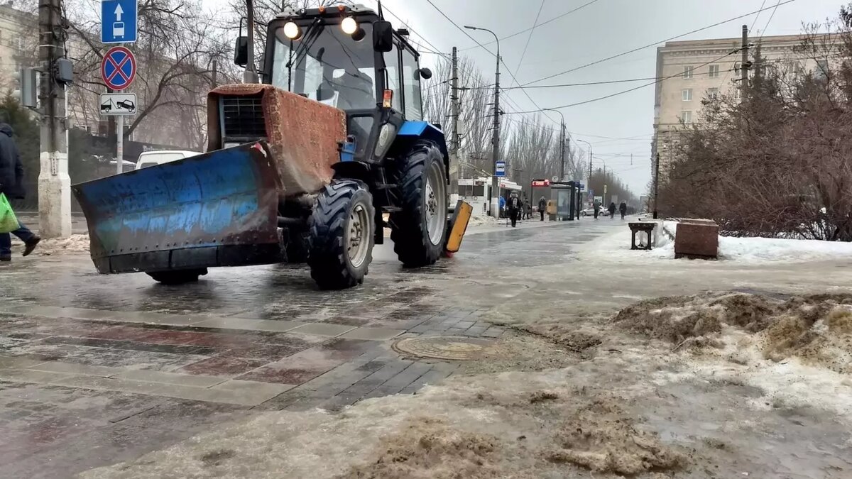     В Уфе посреди ночи водитель бульдозера принялся сносить дом. Однако он не учел, что внутри в это время находились женщина и двое детей. Соответствующая публикация с возмущениями появилась в Telegram-канале Ufa_RB.