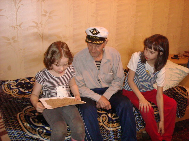 А это - уже с двумя правнучками в 2015-м. Обои уже ощутимо пожелтели...