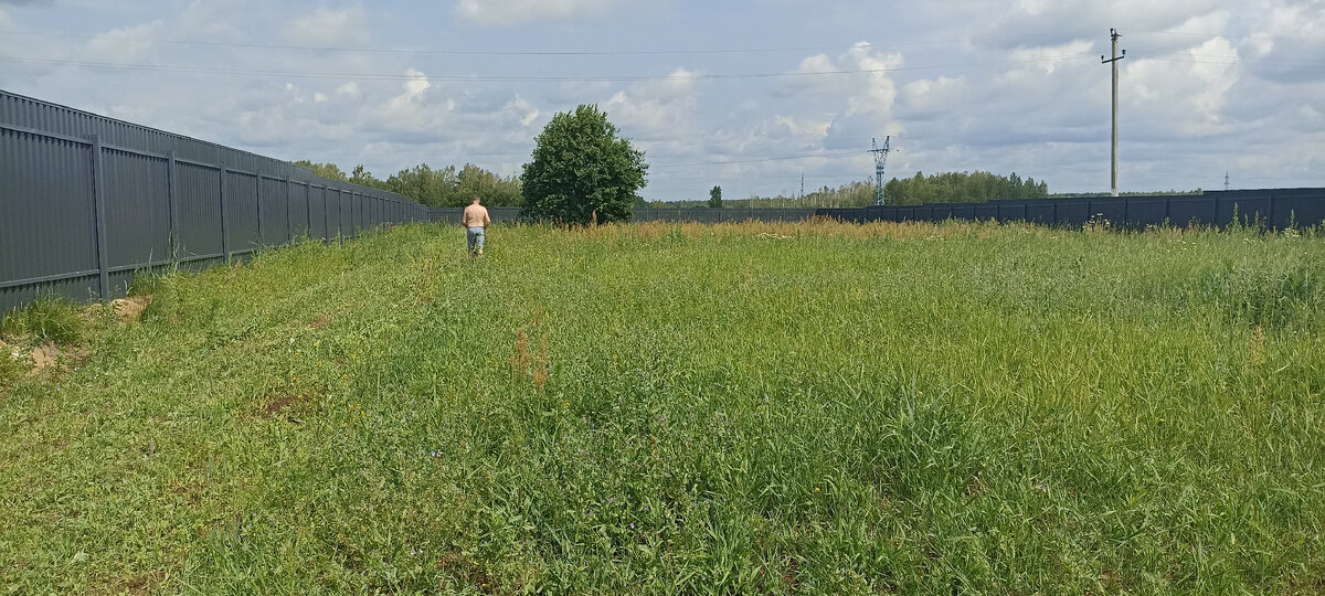 Взял дружбана в рабство на покос ))