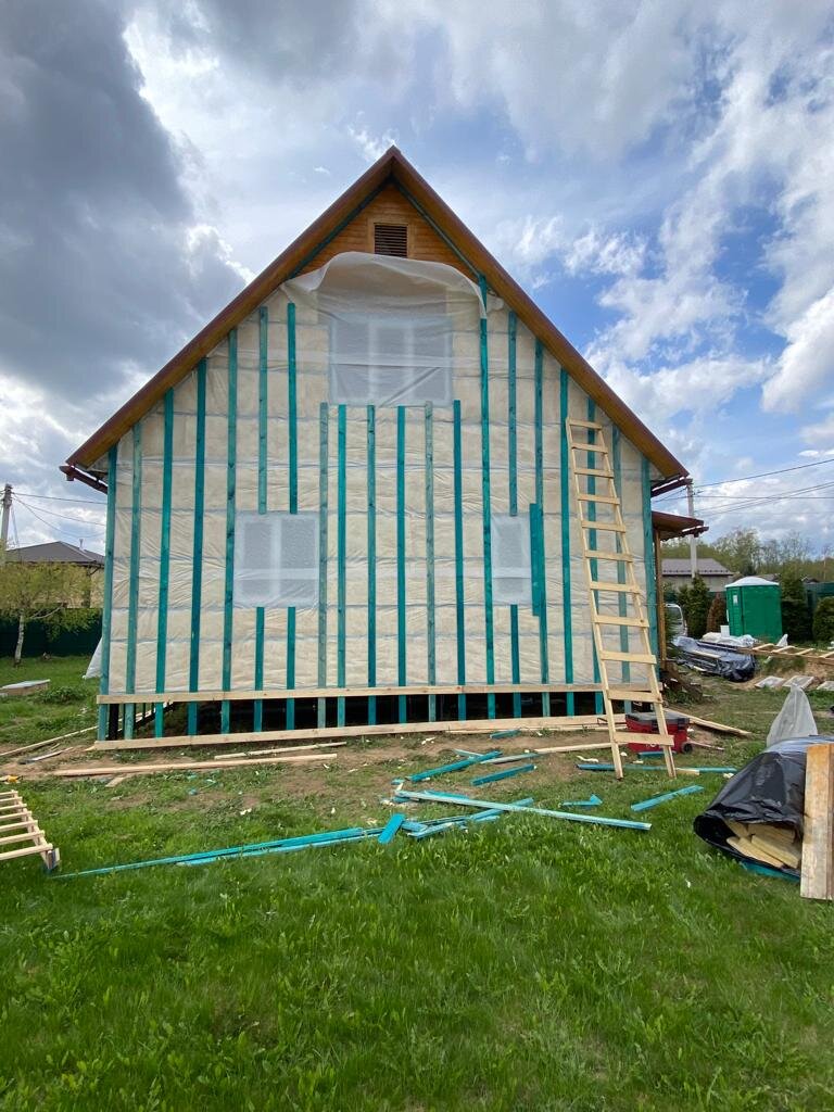 Дом в процессе строительных работ