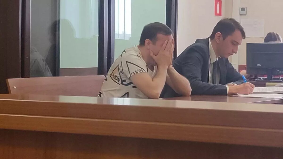     Сегодня, 19 марта, в Автозаводском районном суде Нижнего Новгорода прошло первое заседание по делу бывшего полицейского Романа Лонскова. Его обвиняют в двух преступлениях — мужчина портил жизнь следователю, в которую влюбился. Подробности — в материале NewsNN.