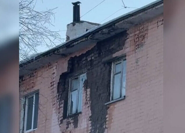    В Оренбурге в доме на улице Юркина осыпалась часть облицовочной кирпичной кладки Андрей Севостьянов