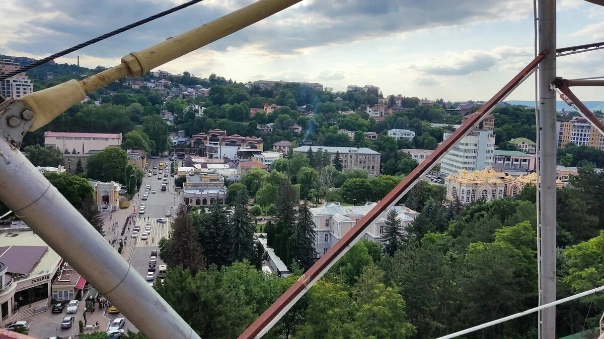 Вид на Кисловодск с колеса обозрения в парке развлечений. Автор: Олеся
