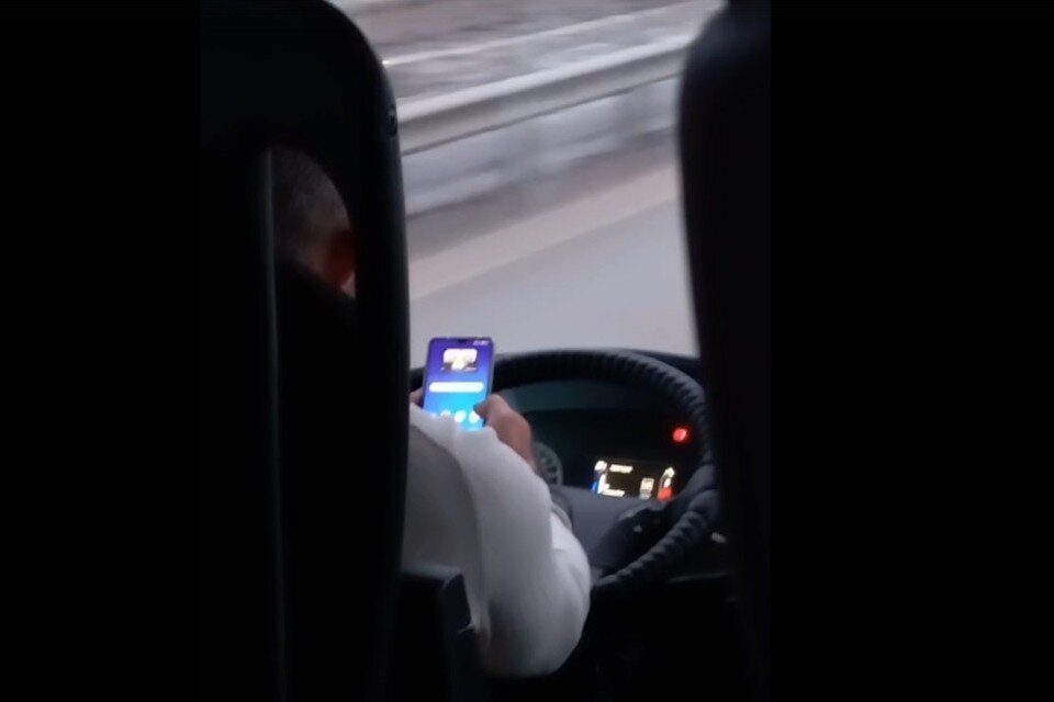 Быстрые автобусы. Приколы про водителей. Полный автобус людей. Шутки про автобус. Маршрутка мем.