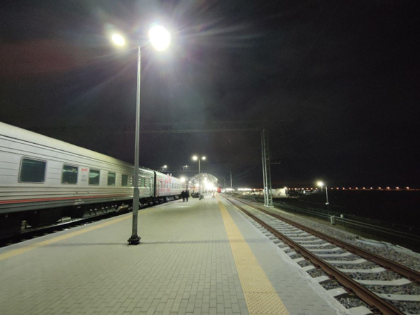 Станция Тамань. В этот раз соседи попались тихие и вежливые, но постоянно ели рыбу. Я так и не решила, как к ним отнестись. Фото автора