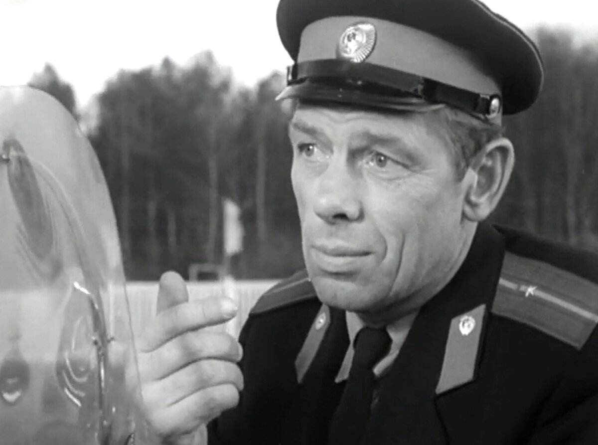 Кадр из кинофильма "Берегись автомобиля", 1966 г., режиссер Эльдар Рязанов, сценаристы Эмиль Брагинский, Эльдар Рязанов, композитор Андрей Петров (скриншот) 