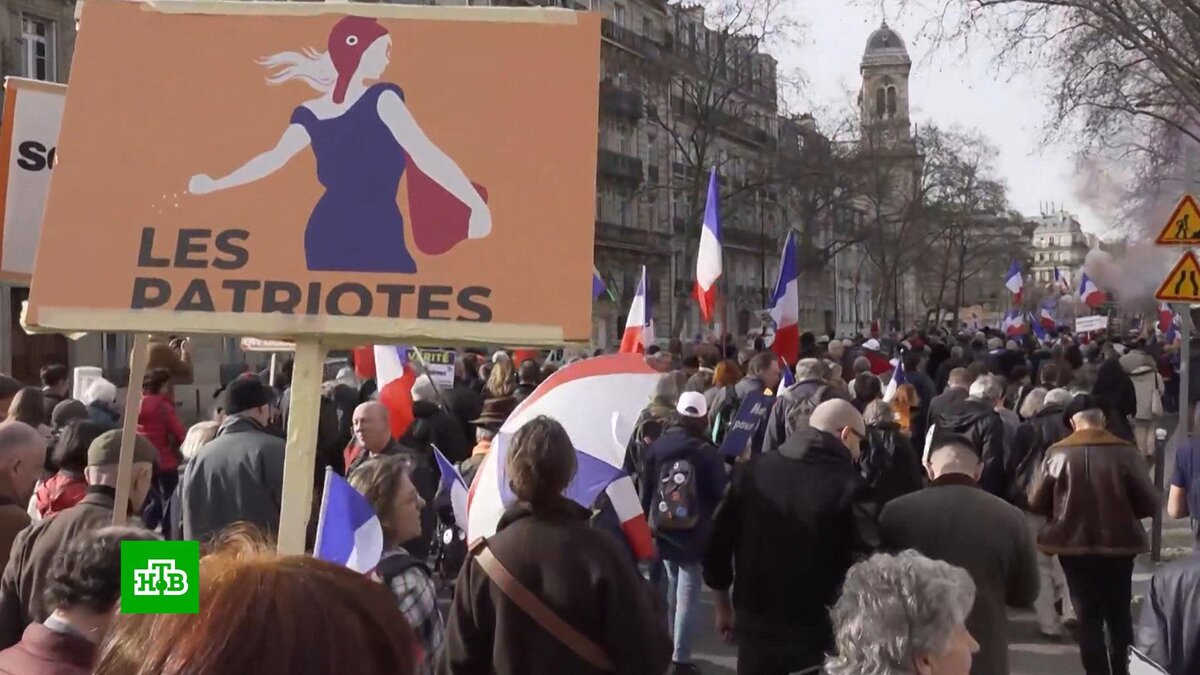    Взбешенные словами Макрона французы устроили акцию протеста в Париже